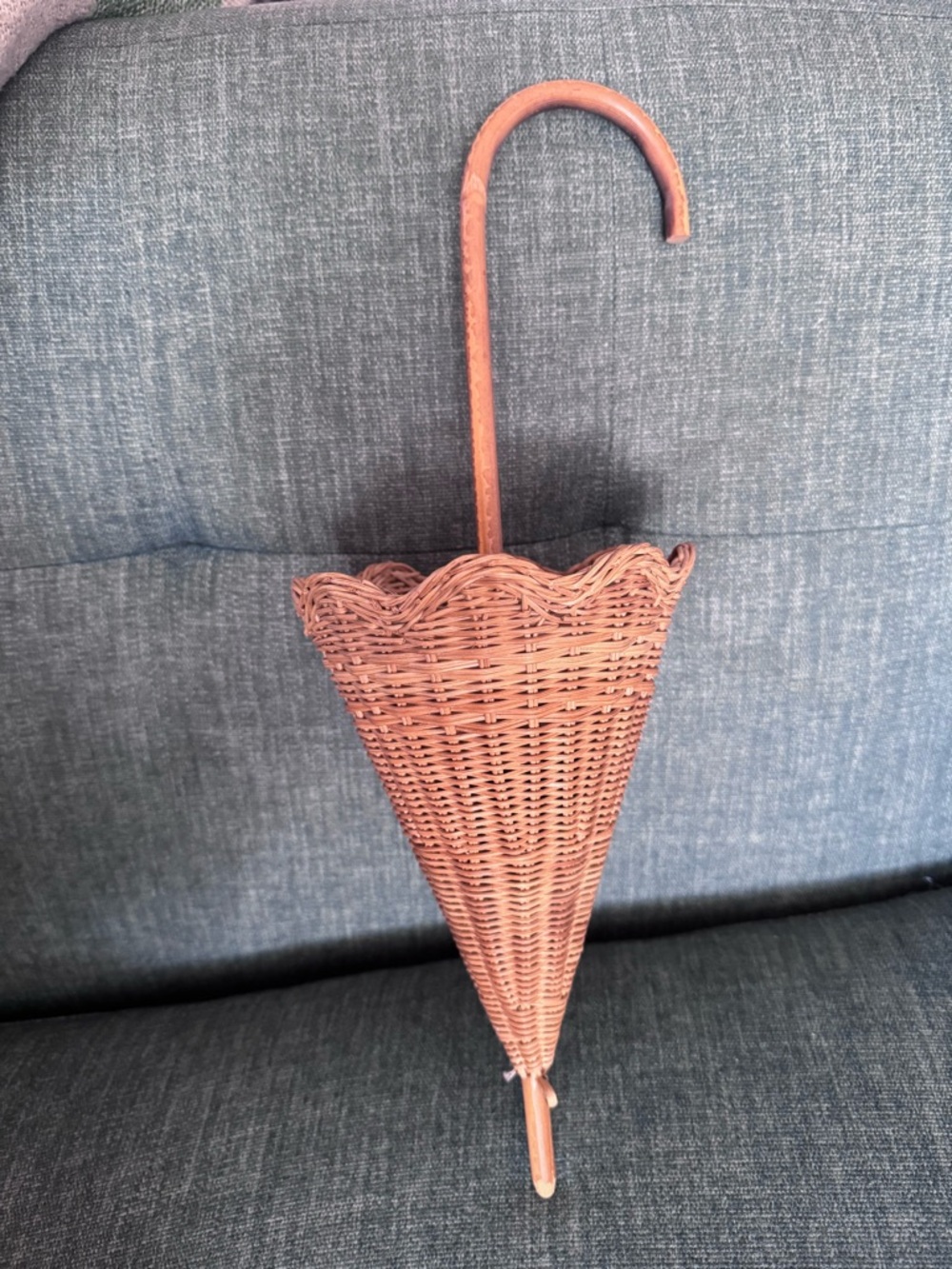 Vintage 50s wicker parasol basket /handbag - Picture 2 of 8